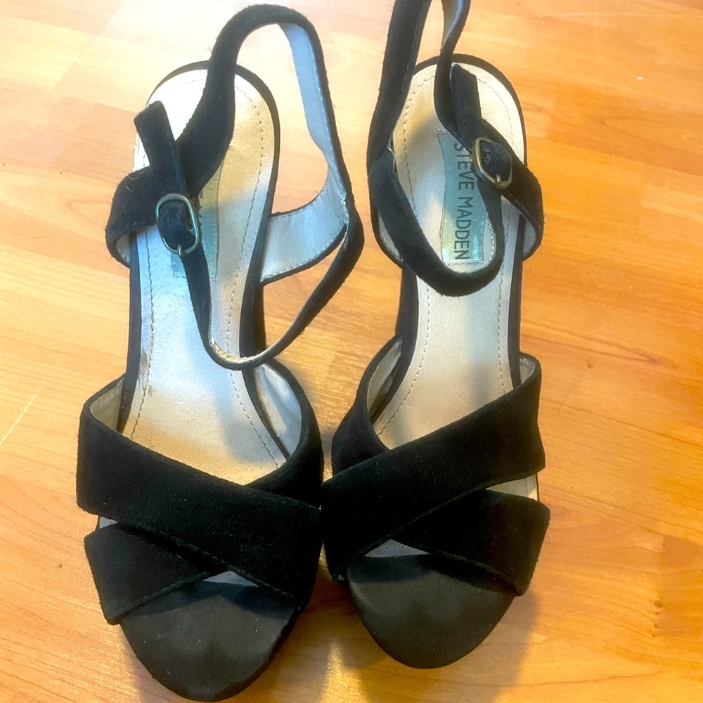 Steve Madden Black Suede wedges